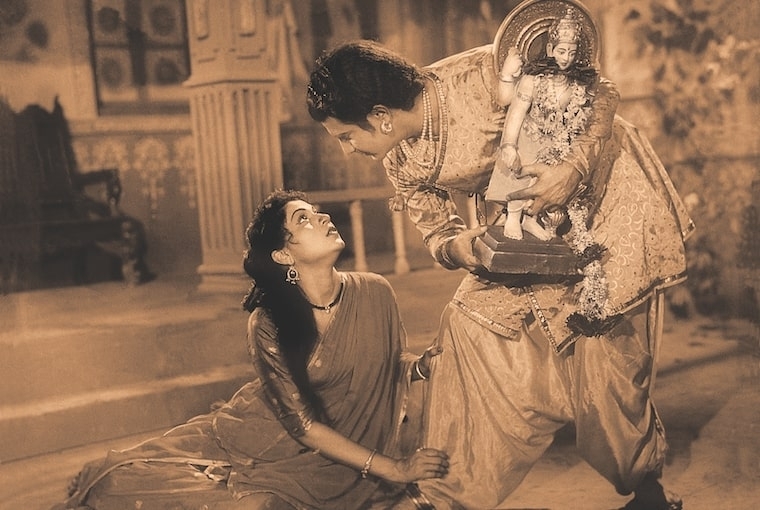 Smriti Rajgarhia A still from Tarapore Parsi sisters from the film Gauri Puja, 1956, Curated by Dr. Jyotindra Jain for SAF 2019