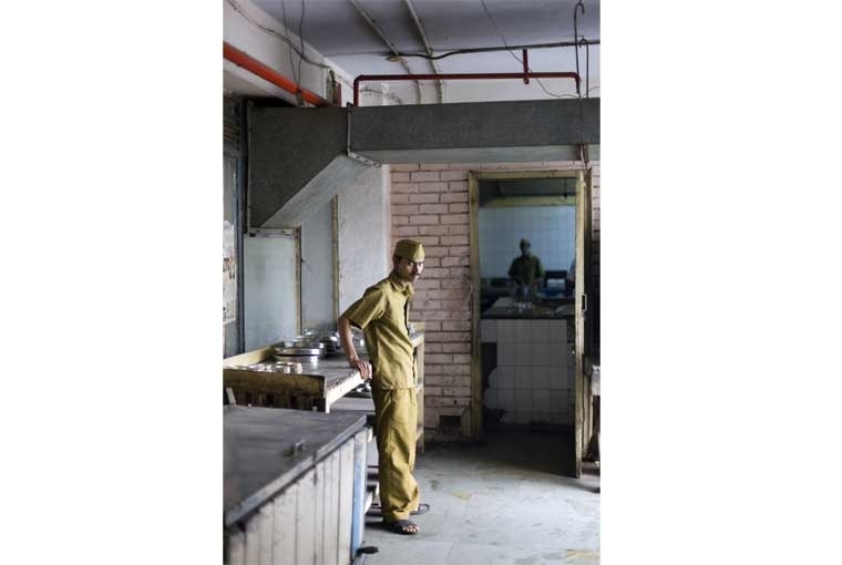 The Palaces of Memory ©Stuart Freedman, Waiter Brij Nandan Yadav. The Indian Coffee House, New Delhi, 2011, C-type print Courtesy Tasveer